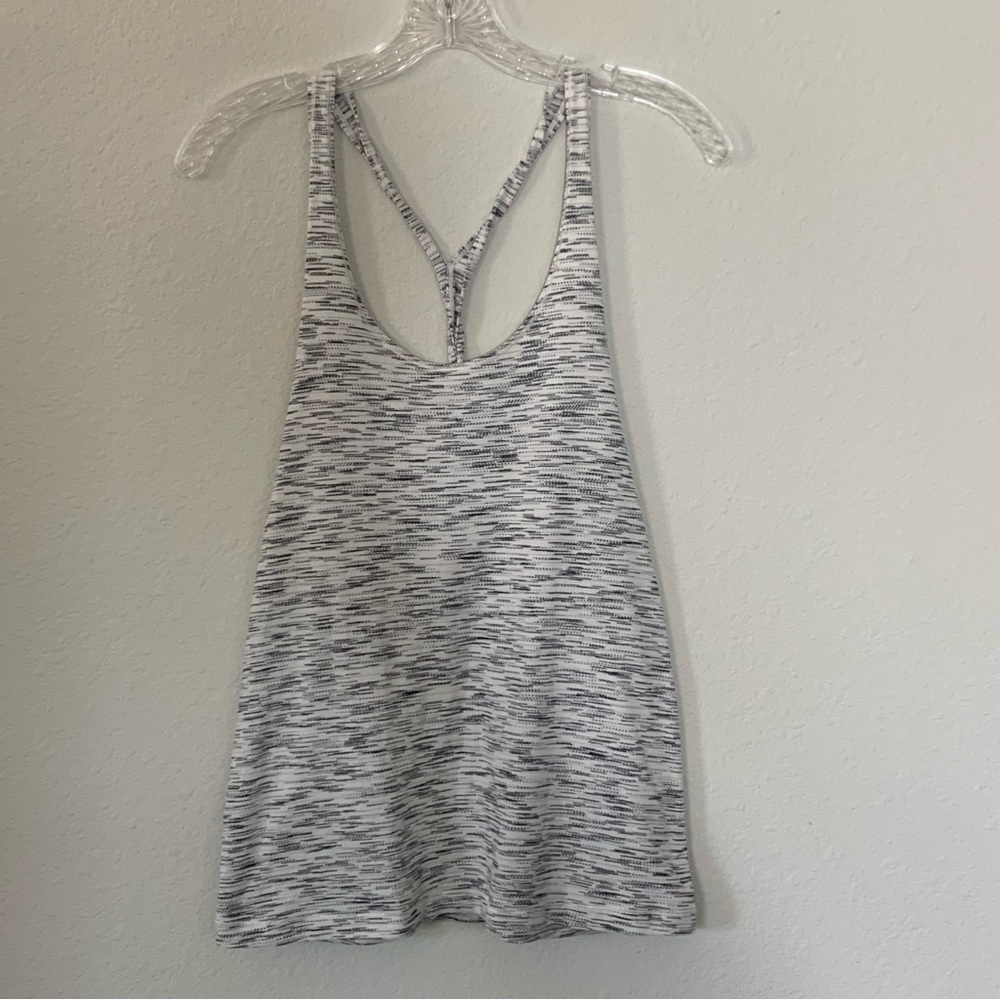 Lululemon Scoop neck Twist on the back size 4 Tank Top